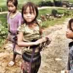 piccole Hmong in un villaggio