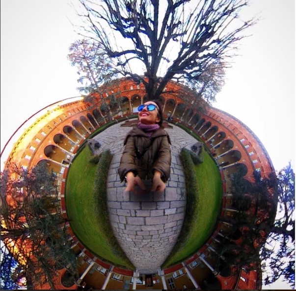 Un selfie 360 nel chiostro dell'Università Cattolica di Milano